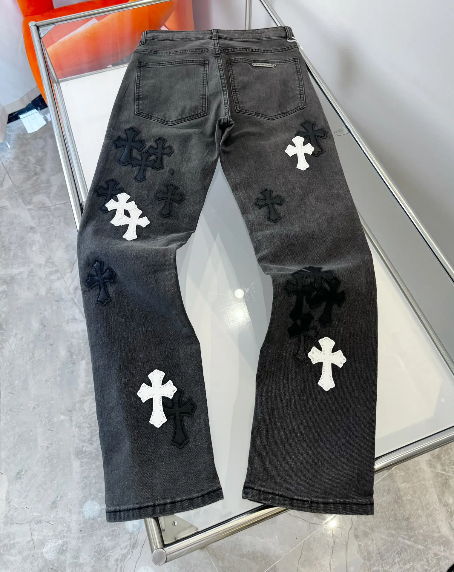 🅿️290 Chroe Hets CHChroe Hets NEW Flame Washed Gray Leather Jeans Ceiling-Level Jeans A pair is hard to find at the counter‼ ️ About Zangyin ✅ This is an extremely luxurious fashion brand that can also be called the aristocracy of the high street. It has always been an exclusive brand for some hipsters or the rich second generation. The color of this model is already very eye-catching by using a unique washed material. It is decorated with pink patchwork cross flowers, which cleverly highlights the charm of the brand. Secondly, this model adopts a classic high-waist cut design, which highlights the long legs and fashionable temperament of the upper body. The brand is highly recognizable and the slim-fitting configuration is more suitable for daily wear. The personality will be fashionable and the specifications can be seen at a glance. Materials and technology ✅ Needless to say, this point goes without saying. As an excellent craftsman brand, Zangyin's requirements for details and craftsmanship are really perfect. The washed color of this model has gone through a lot of processes, not to mention the embellishment of the denim appliqués. It is also purely handmade and sewn. Just like what they believe in, only handmade things have soul and have the meaning of wearing. A top-notch heavy-duty fashionable denim item, recommended by both hands‼ ️Size# 28 30 32 34 36